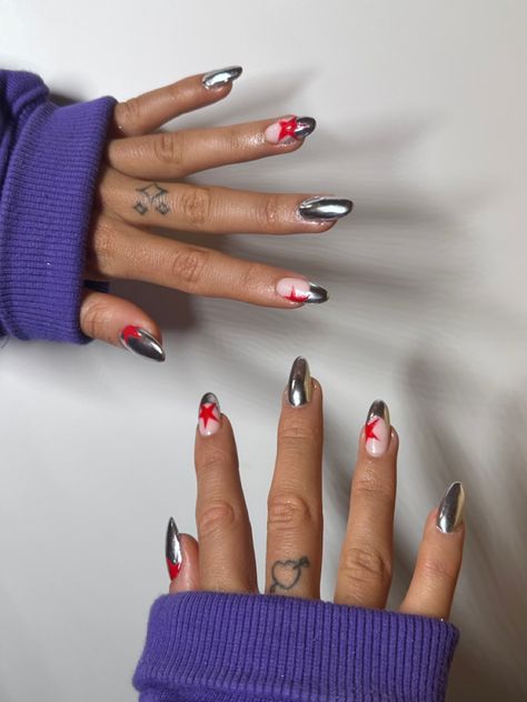 Chrome And Star Nails, Funky Nails 2024, Red And Chrome Nails, Glam Rock Nails, Cool Red Nails, Street Style Nails, Red Design Nails, The Weeknd Nails, Chrome Star Nails