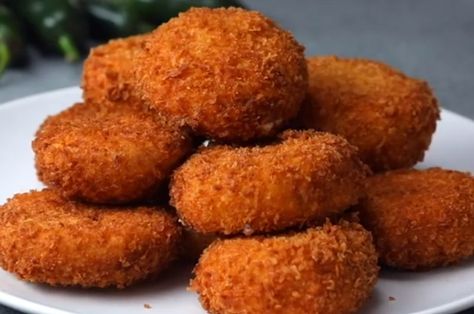 Jalapeno Popper Stuffed Onion Rings Stuffed Onion Rings, Weekend Recipe, Crispy Recipes, Twisted Recipes, Jalapeno Popper, Onion Dip, Onion Recipes, Finger Food Appetizers, Jalapeno Poppers