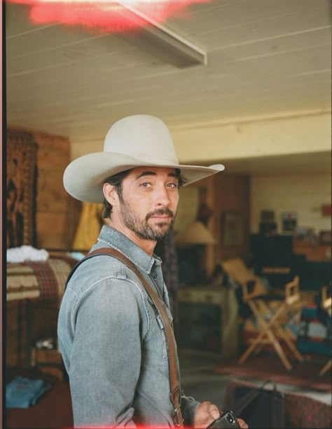 White Cowboy Hat Outfit Men, Walker Yellowstone, Cowboy Hat Outfit Men, Yellowstone Cowboys, Yellowstone Party, Yellowstone Show, Montana Cowboy, Breakaway Roping, Dutton Ranch Yellowstone