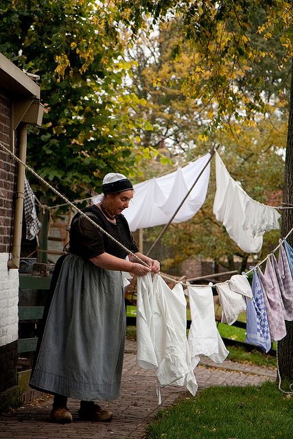 hanging laundry what a pretty picture Woman Hanging Laundry, Primitive Lifestyle, Washer Cleaning, Laundry Lines, Clothes Lines, Laundry Art, Hanging Laundry, Amish Life, Vintage Laundry