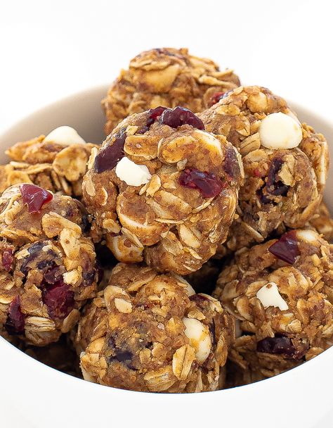 Cranberry Chocolate Energy Bites - Chef Savvy Raw Energy Balls, Crunches Challenge, Oat Balls, Oat Recipes, Oat Muffins, Vegan Raw, Oat Pancakes, Protein Ball, Flour Recipes