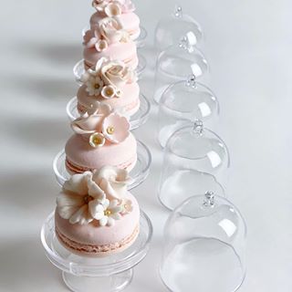 Macaron Favors  @kristinejinglebells @rosejingozian  #farine #macarons #favors #prettyinpink #florals #french #classic #cookie #party #celebrate #events #thingsremembered #sweet #pastry #dessert #flourpuffgirls #chef #pastrychef #cook #instagood #instastyle #instasweet #photooftheday Bridal Suite Decor, Buffet Set Up, Pop Cake, Macaron Cake, Sweet Pastry, Macaron Flavors, Buffet Decor, Bridal Expo, Buffet Set