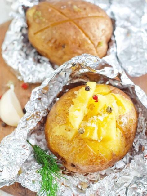 Amazing Grilled Baked Potatoes in Foil {Super Easy Recipe} Grilling Baked Potatoes In Foil, Grilled Baked Potatoes, Perfect Baked Potato, Gold Potatoes, Grilling Sides, Potato Skin, Grilled Fruit, Grilled Potatoes, Grilled Pineapple