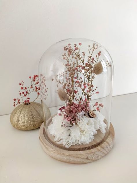 Glass Dome Centerpiece, Mini Cloche, Diy Vase Decor, Diy Tablescapes, Flower Dome, Dried Flowers Diy, Glass Dome Cloche, Colored Glass Bottles, Flower Box Gift