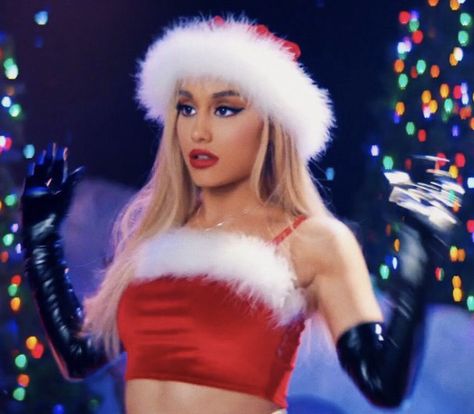 Hi hi hi oooooo yaaaaaaaariana  I can feel that cristmascheer all the way over hear Living Grande, Ariana Grande Icons, Adriana Grande, Kitty Photos, Photo Star, Ariana Grande Fans, Ariana Grande Outfits, Ariana Grande Cute, Ariana Grande Style