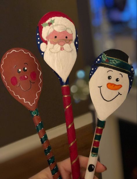 Wooden Spoon Snowman Craft, Story Spoons, Elderly Crafts, Diy Christmas Decorations Dollar Store, Story Sacks, Pine Cone Christmas Decorations, Wooden Spoon Crafts, Painted Spoons, Christmas Spoons