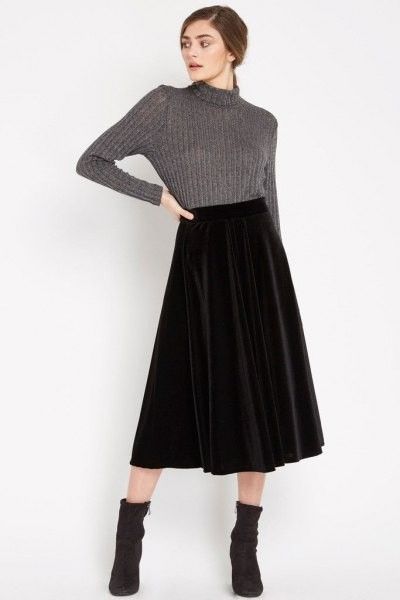 Velvet Upcycling, Long Black Velvet Skirt Outfit, Velvet Skirt Outfit Ideas, Long Velvet Skirt Outfit, Velvet Midi Skirt Outfit, Black Velvet Skirt Outfit, Viking Skirt, Long Black Velvet Skirt, Black Pencil Skirt Outfit Casual