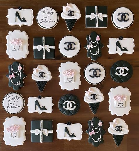 Chanel Cookies, Paris Cookies, Chanel Bridal Shower, Chanel Birthday Party, Chanel Birthday, Paris Cakes, Bridal Shower Desserts, 18th Birthday Decorations, Candle Melts