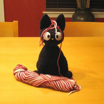 Haha!! The adorable Jiji the cat from the movie Kiki’s Delivery Service is here to entertain you! Look at that adorable face with those lovely comical eyes! Really, really cute and fun to… Crochet Cats, Useful Stuff, Diy Tricot, Free Cats, Pattern Library, Crochet Stuff, Crochet Cat, Miyazaki, Craft Patterns