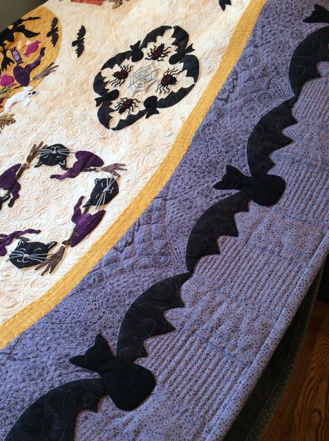 Goth Quilt, Bat Quilt, Border Patterns, Halloween Quilt, Quilt Border, Halloween Quilts, Border Pattern, Panel Quilts, Halloween Bats