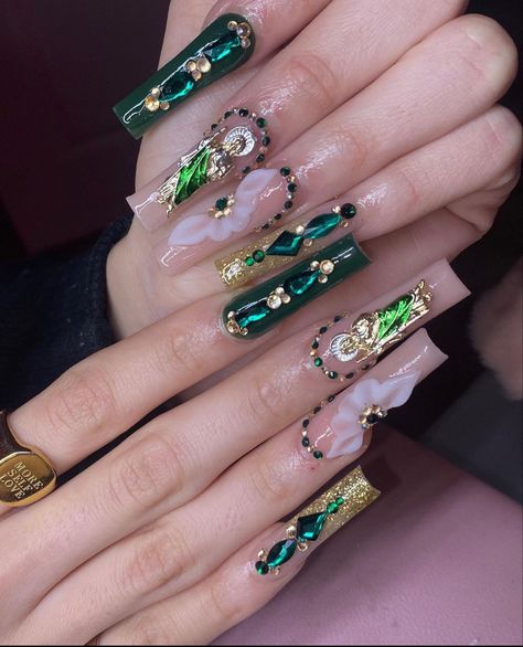 Green And Gold Nails Coffin, San Judas Acrylic Nails, Green San Judas Nails, San Juditas Nails, San Judas Tadeo Nails, San Judas Nails, Virgencita Nails, Mexican Nails, Quince Nails