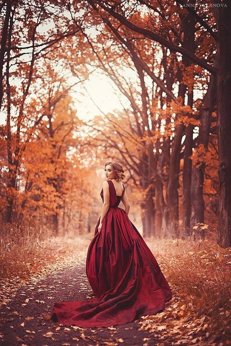 Pinup Photo Shoot Ideas, Autumn Photography Portrait, Outdoor Decoration Ideas, Long Fall Dresses, Forest Falls, Fall Shoot, Princess Photo, Fall Senior Pictures, Photography Posing Guide