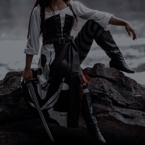 Look Gatsby, Era Victoria, العصور الوسطى, Pirate Books, Medieval Aesthetic, Pirate Queen, Pirate Outfit, Queen Aesthetic, Royalty Aesthetic