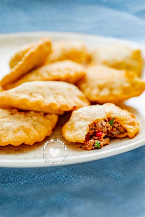 Empanaditas and pastelitos add variety and Dominican flavor to your picadera platter. This recipe gives you the choice to use chicken, vegan, beef, pork, or cheese fillings. Savory Turnovers, Pastelitos Recipe, Dominican Recipes, Fingerfood Party, Dominican Food, Hispanic Food, Island Food, Latin Food, Caribbean Recipes