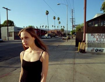 Letícia on X: "fiona apple photographed by jin ohashi, 1999 https://t.co/F0PhOlGUTk" / X Fiona Apple, A Woman, Hair, Black