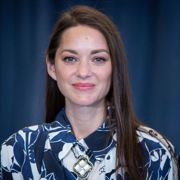 Marion Cotillard Attends "Juana de Arco" Photocall Presentation At The Royal Theatre May December Romance, Marion Cotillard Style, French Style Icons, Cool Mom Style, Glossier Look, H.e.r Aesthetic, Marion Cotillard, Red Suit, Velvet Blazer