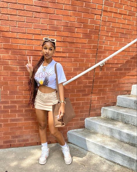 Tan Shorts Outfit Black Women, Khaki Cargo Skirt Outfit Black Women, Cargo Skirt Outfits Women, Tan Shorts Outfit, Khaki Skirt Outfits, Khaki Shorts Outfit, Cargo Shorts Outfit, Cargo Skirt Outfit, Shorts Outfits Women