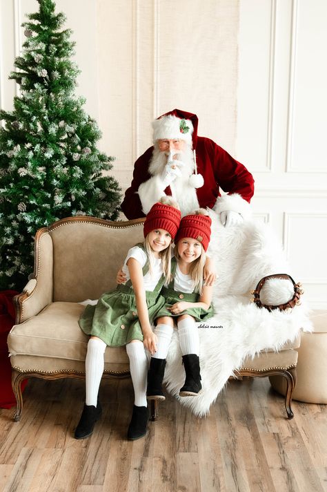 Christmas Minis With Santa, At Home Santa Pictures, Photos With Santa Ideas, Santa Session Photography, Christmas Mini Set Up, Santa Photo Ideas, Family Christmas Minis, Santa Photoshoot Mini Sessions, Santa Portraits