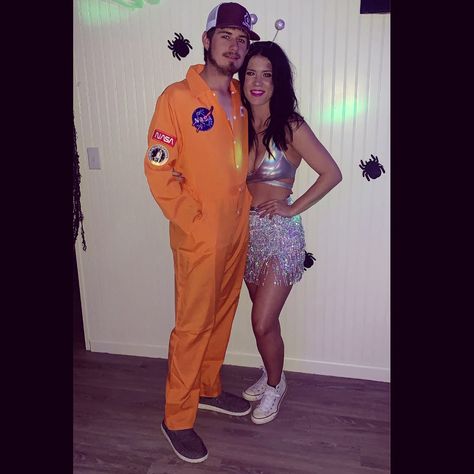 Astronaut And Alien Costume Couples, Alien And Astronaut Costume, Last Minute Couples Costumes, Halloween Couple Costume, Alien Astronaut, Diy Couples Costumes, Party College, Astronaut Costume, Alien Costume