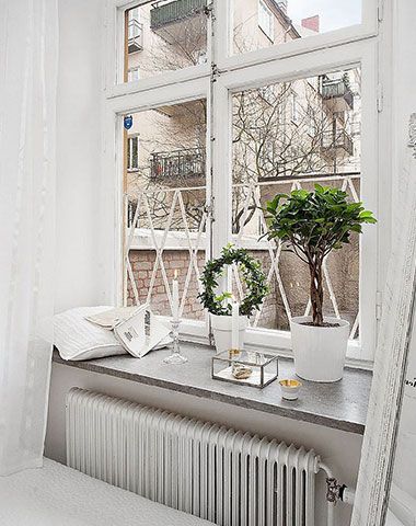 Kitchen Bay Window, Window Sill Decor, Scandinavian Bathroom, Minimalist Apartment, Country Living Room, Apartment Kitchen, Living Room Decor Modern, Kitchen Window, Window Sill