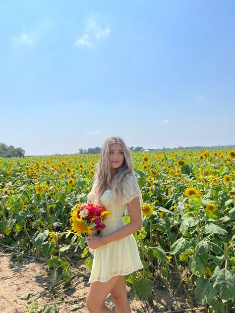 Flower field inspo photoshoot Sunflowers Aesthetic, Field Aesthetic, Inspo Photoshoot, Female Energy, Flower Photoshoot, Human Reference, Pic Pose, Spring Aesthetic, Summer Pictures