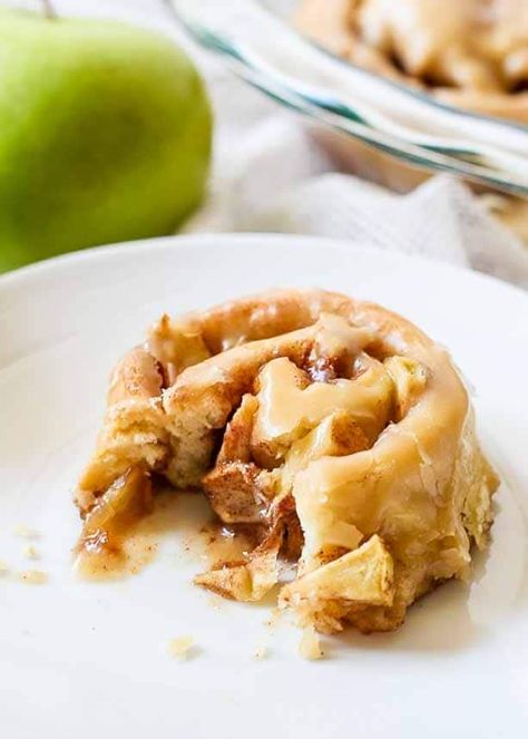 Caramel Apple Sweet Rolls Caramel Apple Cinnamon Rolls, Apple Crumb Bars, Apple Dessert Pizza, Caramel Apple Desserts, Yeast Dough Recipe, Apple Blondies, Fall Apple Recipes, Fluffy Cinnamon Rolls, Apple Cinnamon Rolls