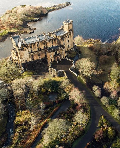 Dunvegan Castle, Isle ou Skie, Scotland Dunvegan Castle, Isle Of Skye Scotland, Castles In Scotland, Jaime Lannister, Scotland Castles, Skye Scotland, Scottish Castles, Arya Stark, England And Scotland