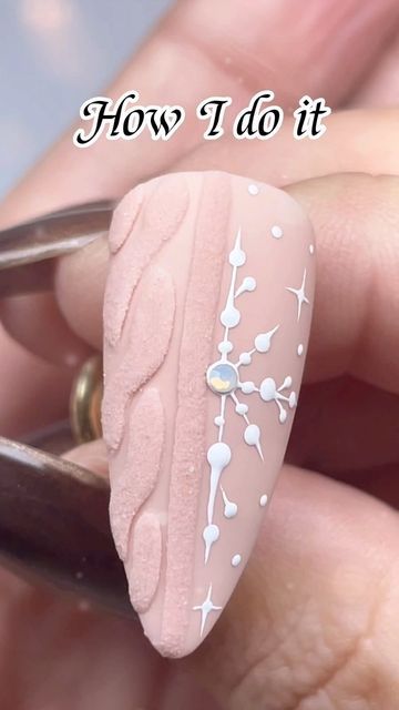 Cute Short Winter Nails, Short Winter Nails, White Winter Nails, Nail Ideas Winter, Pink Christmas Nail, Nails Shorts, Pink Christmas Nails, Christmas Sweater Nails, Nail Noel