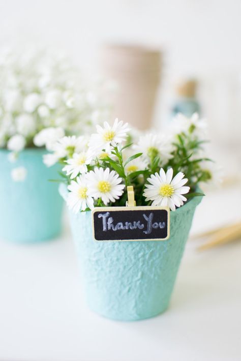 DIY Mini Flower Pots Take-Home Spring Party Favors Flower Pot Center Piece Ideas, Flower Pot Table Centerpieces, Mini Flower Pot Ideas, Spring Party Favors, Mini Floral Arrangements, Bomboniere Ideas, Spring Luncheon, Garden Party Favors, Spring Party Ideas