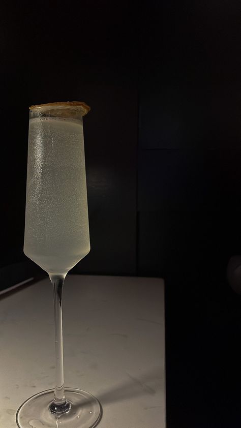 French 75 Aesthetic, Cocktail Hour Drinks, Vodka Aesthetic, Cocktails Night, Mimosa Cocktail, Dinner Then Dessert, French 75, Cocktail Night, Alcohol Aesthetic