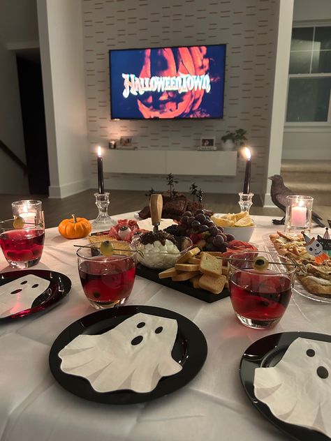 Halloween movie night snacks and setup Cosy Halloween Movie Night, Halloween Movie Night Set Up, Halloween Hangout Ideas, Halloween Movie Night Food, Halloween Movie Night Aesthetic, Halloween Night Ideas, Halloween Movie Night Snacks, Halloween Movie Night Party, Halloween Sleepover