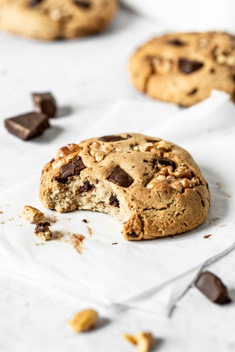 Walnut Chocolate Chip Cookies, Cookie Photography, Cookies Photography, Pumpkin Cookies Easy, Chocolate Chip Cookie Brownies, Food Photography Dessert, Chocolate Chip Cookie Mix, Gluten Free Chocolate Chip Cookies, Easy Chocolate Chip Cookies