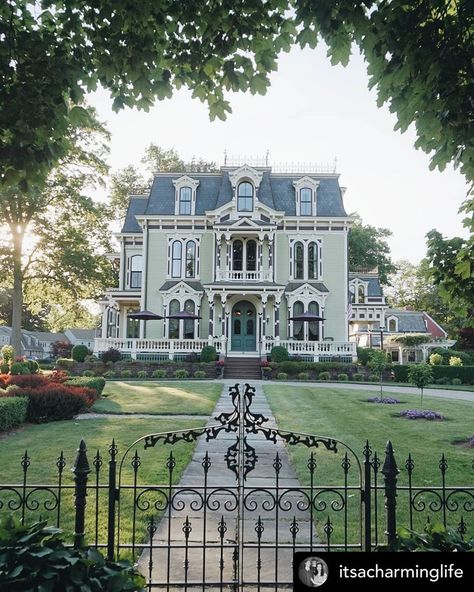 Victorian Houses Exterior, Old Victorian Mansions, Dream House Mansions, Victorian Estate, Mansion Exterior, Victorian Mansion, Victorian Style Homes, Dream Mansion, Stairs Architecture