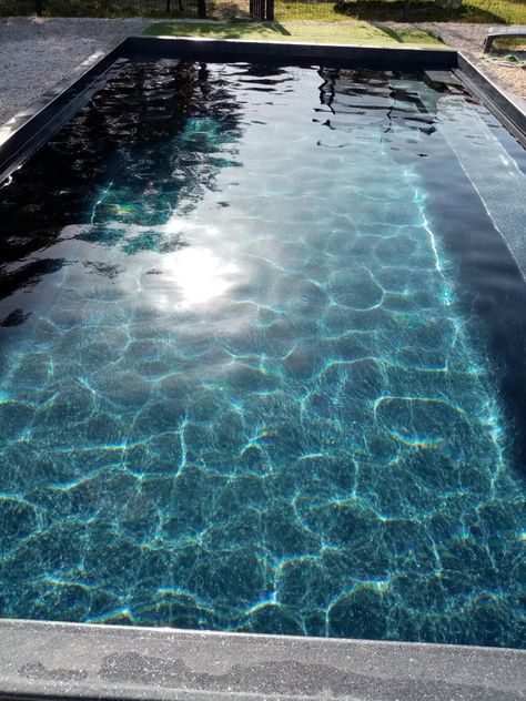 Piscine couleur noir perle Kleiner Pool Design, Black Pool, Luxury Swimming Pools, Pool Life, Pool Remodel, Pool Colors, Glass Pool, Palm Spring, House Deco