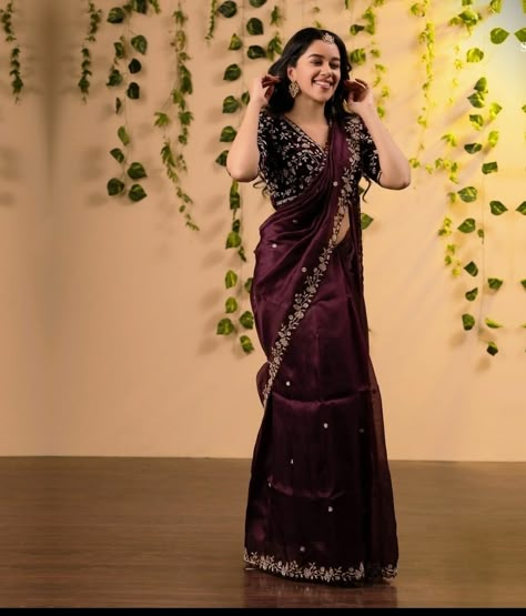 Purple Saree Look For Wedding, Grape Colour Saree, Grape Wine Saree, Grape Wine Colour Saree, Wine Saree Look, Bridesmaid Saree Look, Purple Saree Look, Designer Saree Look, Dark Purple Saree