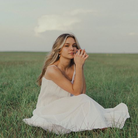 Senior Picture Outdoor Ideas, Senior Picture Filters, Casual Field Photoshoot, Girly Photography Poses Outdoor, Pictures In The Field, Cute Senior Photoshoot Ideas, Photoshoot In Grassy Field, Creative Field Photoshoot, Grassy Photoshoot Ideas