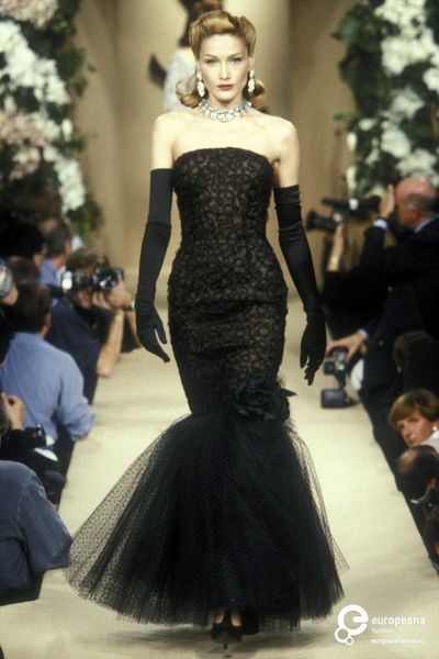 Channel 1995 Runway, 90s Modeling, Vintage Ysl Dress, 1990s Runway, Vintage Runway Fashion, Saint Laurent Couture, Dress And Gloves, Vintage Haute Couture, Yves Saint Laurent Couture