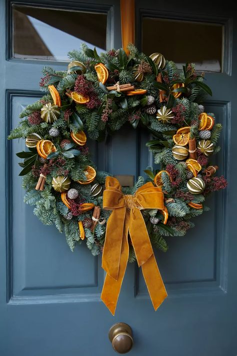 Two Wreaths For Front Door, Winter Wreath Not Christmas, Natural Christmas Wreath Ideas, 2024 Christmas Wreath Trends, Ribbon Wreaths Christmas, Reef Ideas Christmas, Old Fashioned Christmas Wreath, Natural Christmas Wreaths For Front Door, Christmas Wreath Vintage