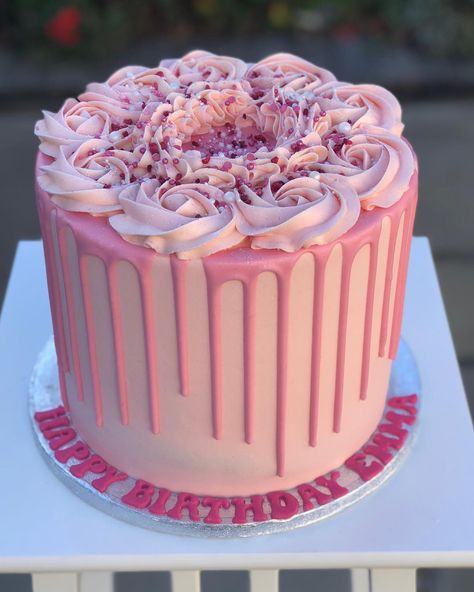 Drip Cake Ideas Birthday Woman, Classic Birthday Cake For Women, Pink Colour Cake Designs, Pink And White Cake Designs, Pink Colour Cake, Pastel Color Rosa, Elegant Pink Cake, Pink And White Birthday Cake, Butter Icing Cake Designs