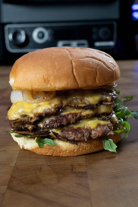 Ninja Smash Burger - The Grill Dads Perfect Grilled Burgers, Wood Fire Grill Recipes, Grilled Hamburger Recipes, Smoked Hamburgers, Ninja Woodfire Grill, Indoor Grill Recipes, Grilled Burger Recipes, Smoked Burgers, Steak Pizza