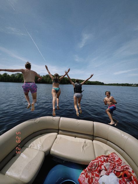 River Trip Pictures, Summer In Wisconsin, Lake House Aesthetic Summer Friends, Wisconsin Lake House, Lakehouse Aesthetic Friends, Summer On The Lake, Lake Vacation Ideas, Lake House Pictures, Boat Tubing