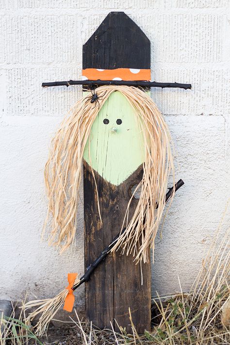 Cheap Halloween Crafts, Quick Halloween Crafts, Wood Witch, Diy Halloween Witch, Diy Halloween Dekoration, Witch Crafts, Halloween Wood Crafts, Witch Diy, Witch Craft