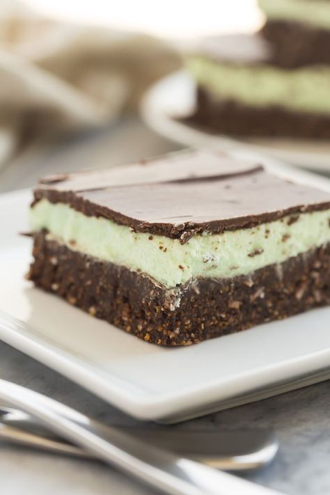 Mint Chocolate Bars, Grasshopper Bars, Mint Bars, Mint Frosting, Chocolate Bar Recipe, Banana Split Dessert, Easy Sweets, Cracker Crust, Chocolate Mint