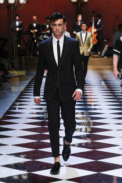 Dolce&Gabbana Summer 2017 Men's Fashion Show.  www.dolcegabbana.com Suit Runway, Party Outfit Casual, Trendy Party Outfits, Xavier Rudd, Party Outfit Men, Casual Party Outfit, Mens Fashion Wedding, Preppy Mens Fashion, Man Blazer