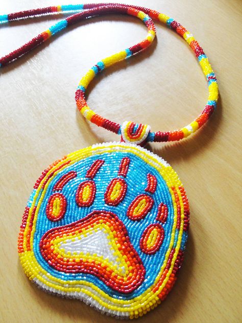 Beaded Bear Paw, Wire Necklace Pendant, Beaded Bear, Beaded Medallion, Indian Beadwork, Seed Bead Jewelry Patterns, Native Beading Patterns, Beadwork Designs, Native American Crafts