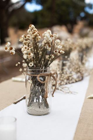 frasco de vidrio Dried Flower Bouquet Wedding, White Wedding Centerpieces, Wedding Jars, Wedding Centerpieces Mason Jars, Simple Wedding Centerpieces, Simple Wedding Decorations, Simple Centerpieces, Fall Wedding Centerpieces, Mason Jar Wedding