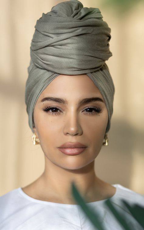 Scarf Reference, Turban Outfit, Jersey Hijab Scarfs, Scarves Ideas, Make A Candle, Headwrap Hairstyles, Hair Wrap Scarf, Stylish Hijab, Jersey Hijab