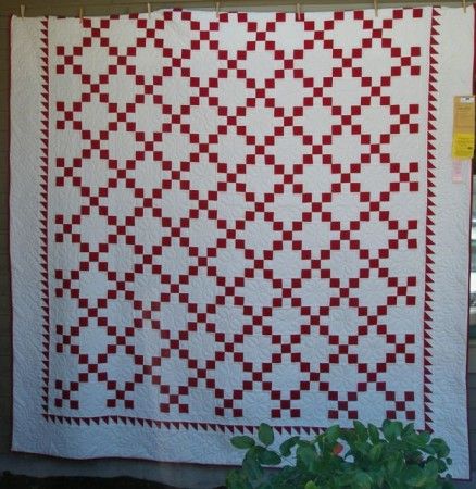 2-color irish chain quilt Crochet Cardigan For Beginners, Irish Chain Quilt Pattern, Crochet A Sweater, Patchwork Inspiration, Postage Stamp Quilt, Irish Chain Quilt, Black And White Quilts, Two Color Quilts, Red And White Quilts