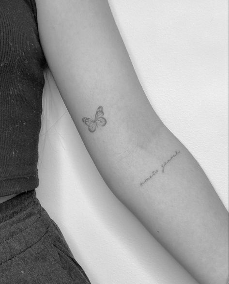 Tattoo Papillon, Mutterschaft Tattoos, Butterfly Tattoos On Arm, Small Pretty Tattoos, Elbow Tattoos, Writing Tattoos, Petite Tattoos, Small Hand Tattoos, Minimalist Tattoos