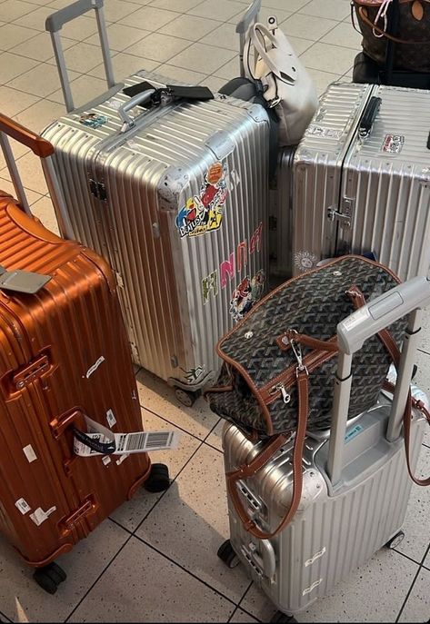 @rimowa_official & @goyardparis💕✨️ Rimowa Aesthetic, Rimowa Luggage Set, Luggage Aesthetic Airport, Rimowa Luggage Aesthetic, Rimowa Trunk, Rimowa Suitcase, Aluminum Luggage, Rimowa Luggage, Airport Aesthetic